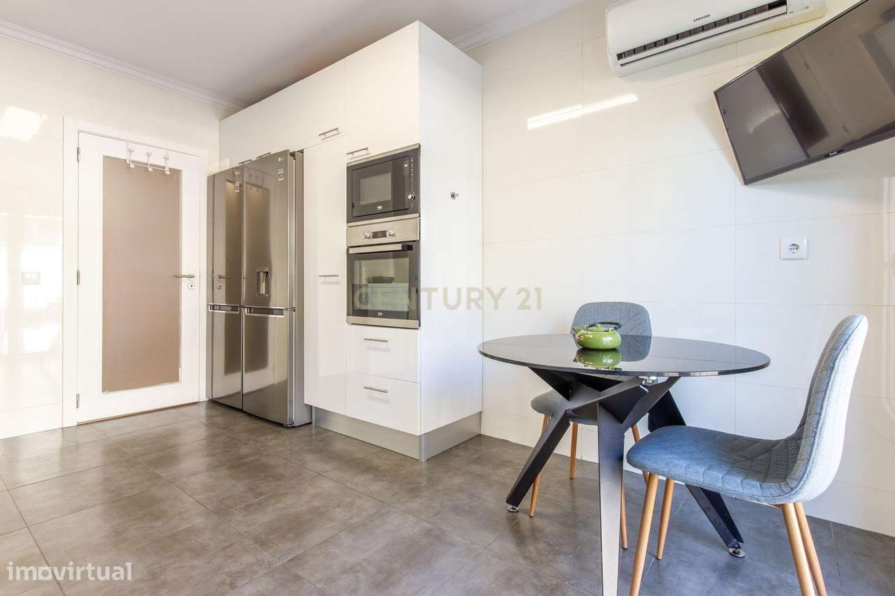 Apartamento T2 Renovado em Azeitão com lugar de parqueamento-7