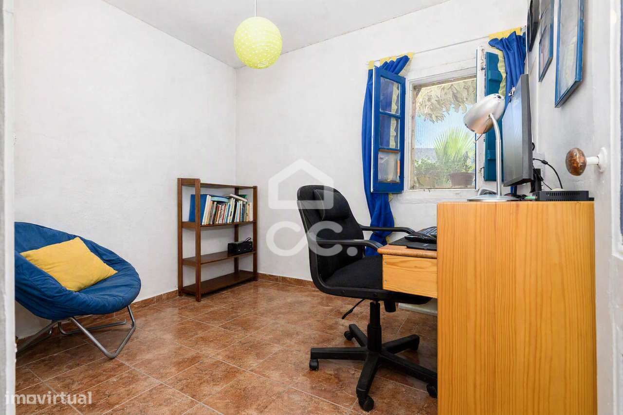 Moradia T3 c/ Quintal, Terraço e Aproveitamento de Sótão nos Canaviais-8