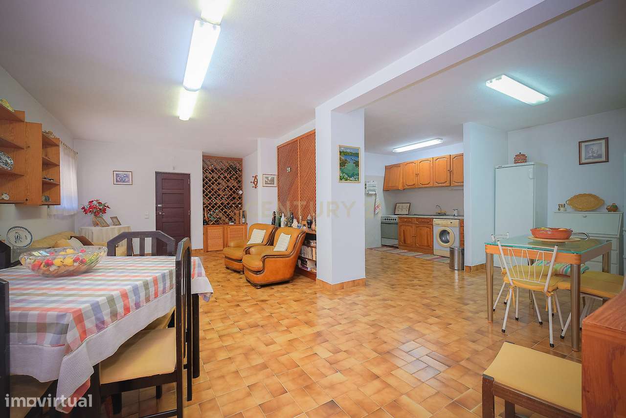 Moradia T5 em Carcavelos — Espaço, Conforto e Localização Privilegiada-29
