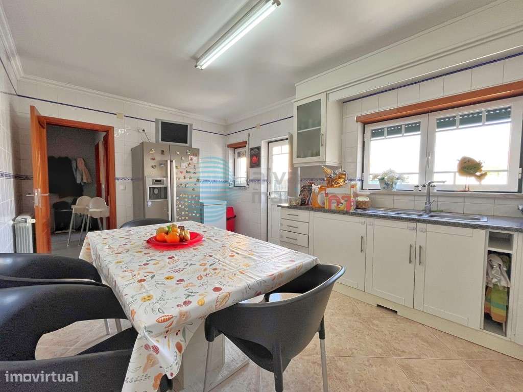 Moradia V3 situada no centro do Bombarral-6