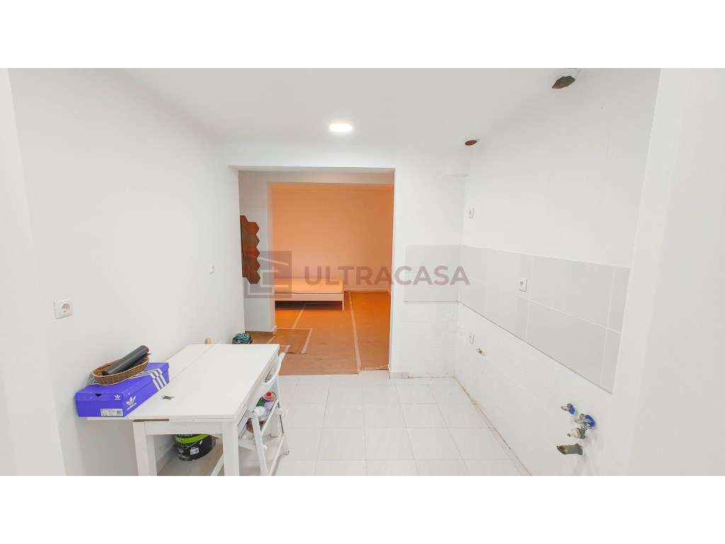 T0 Remodelado com Logradouro no Centro da Amadora-6