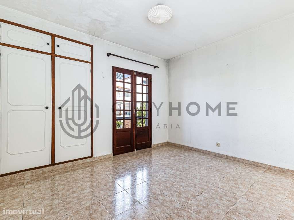 Moradia T2 +1 com garagem e espaço exterior-12