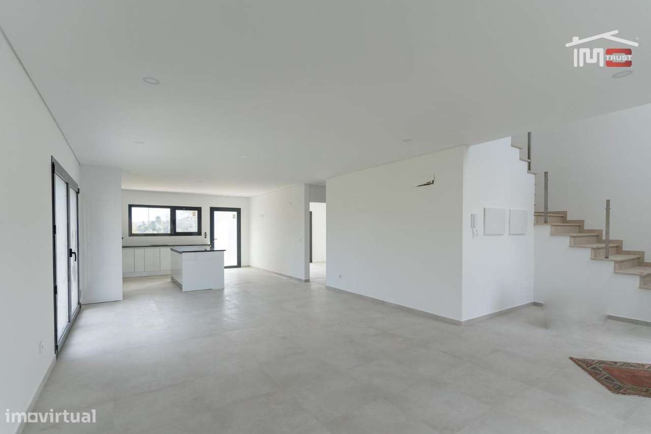 Moradia T3 Geminada inserida num área de terreno com 3861 m2 em Our... - Grande imagem: 4/37