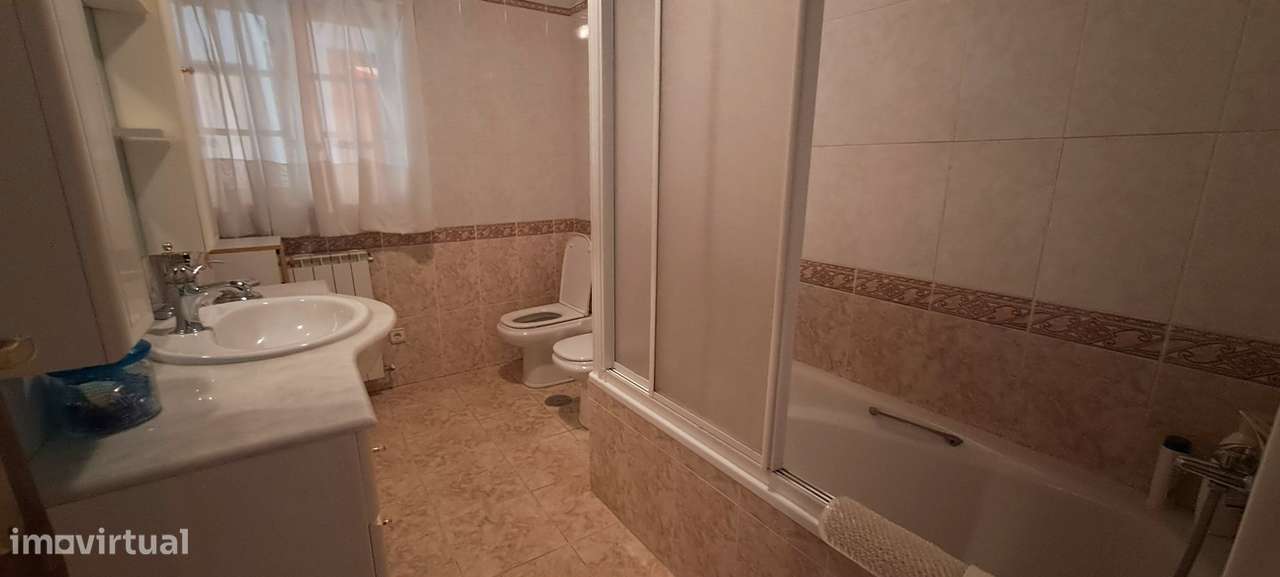 Moradia T5 com garagem e jardim em Miranda do Douro-25