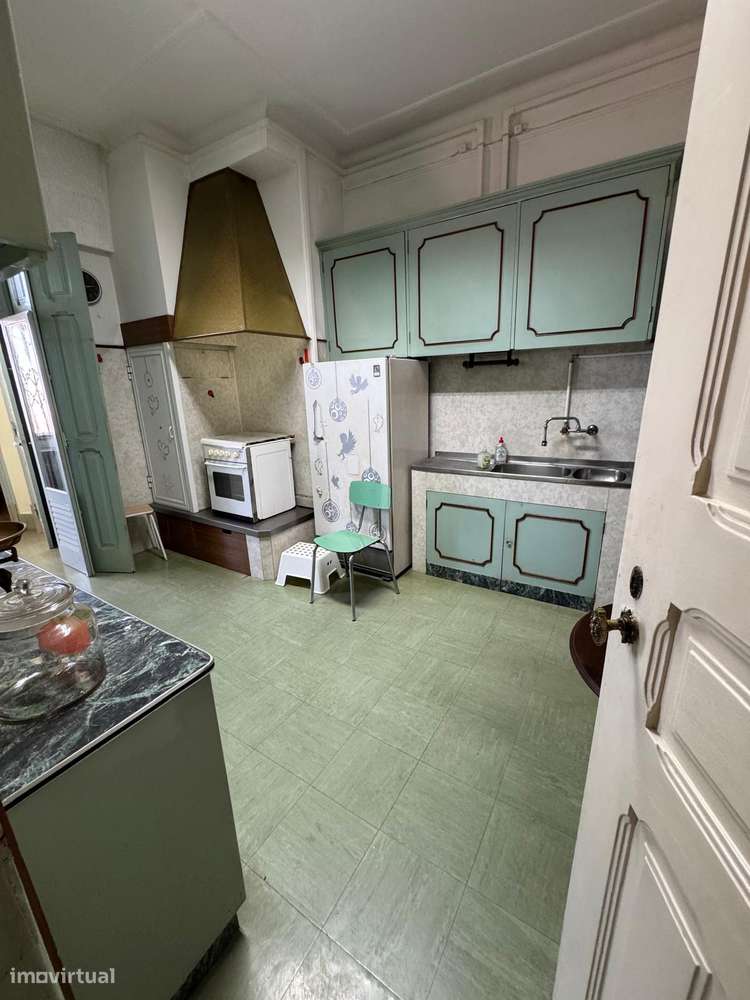 Charmoso Apartamento Familiar de Época com Excelente Potencial-19