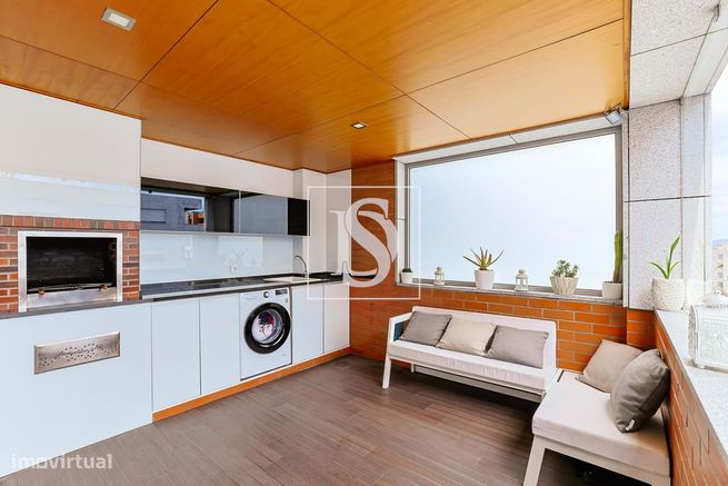 T3 c/ NOVO, Mobilado, c/ Terraço, Churrasqueira e Duas Garagens – Cent-32