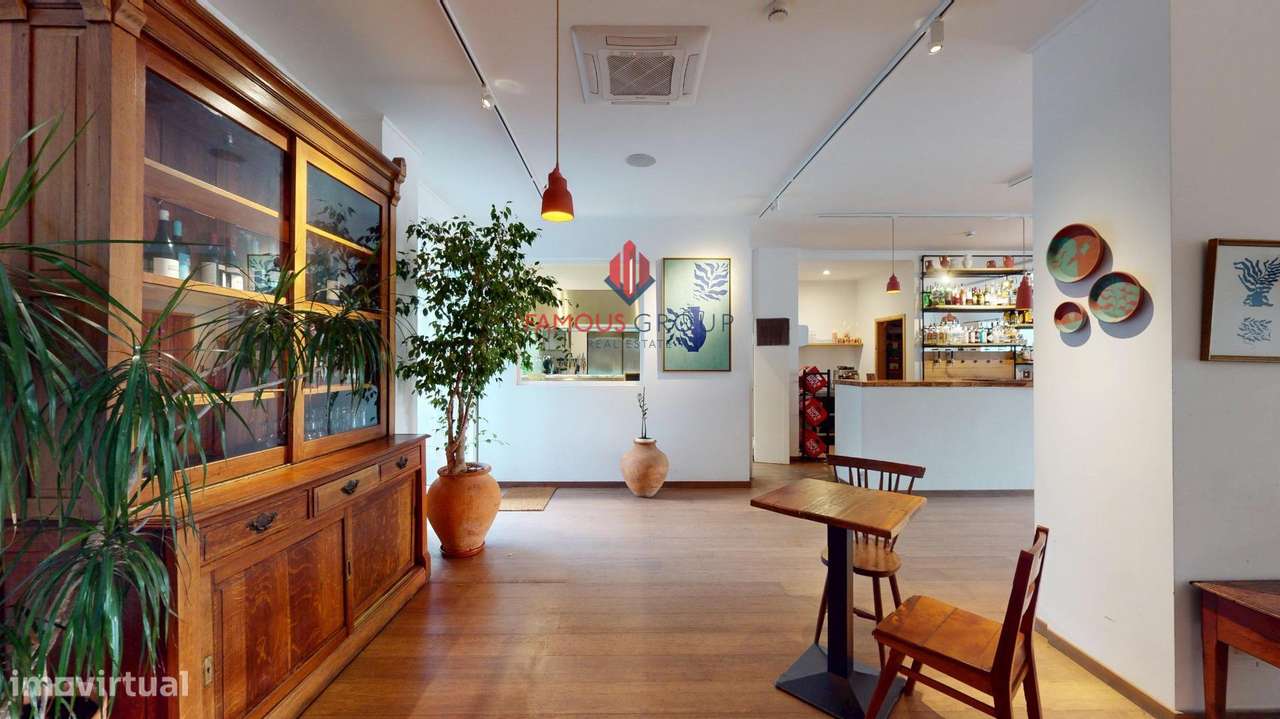 Prédio Histórico com Alojamento Local, Restauração e Espaço...-12