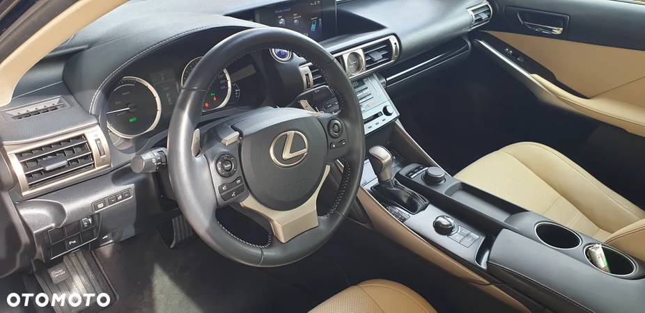 Lexus IS 300h Executive Line - 22