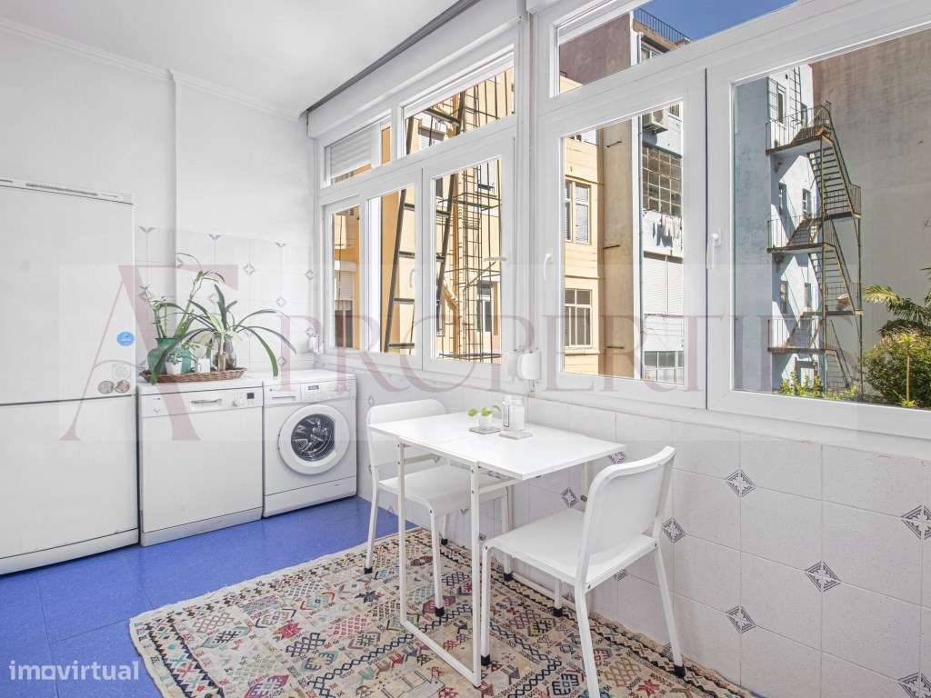 Apartamento T3 com charme lisboeta junto ao Marquês de Pombal-7