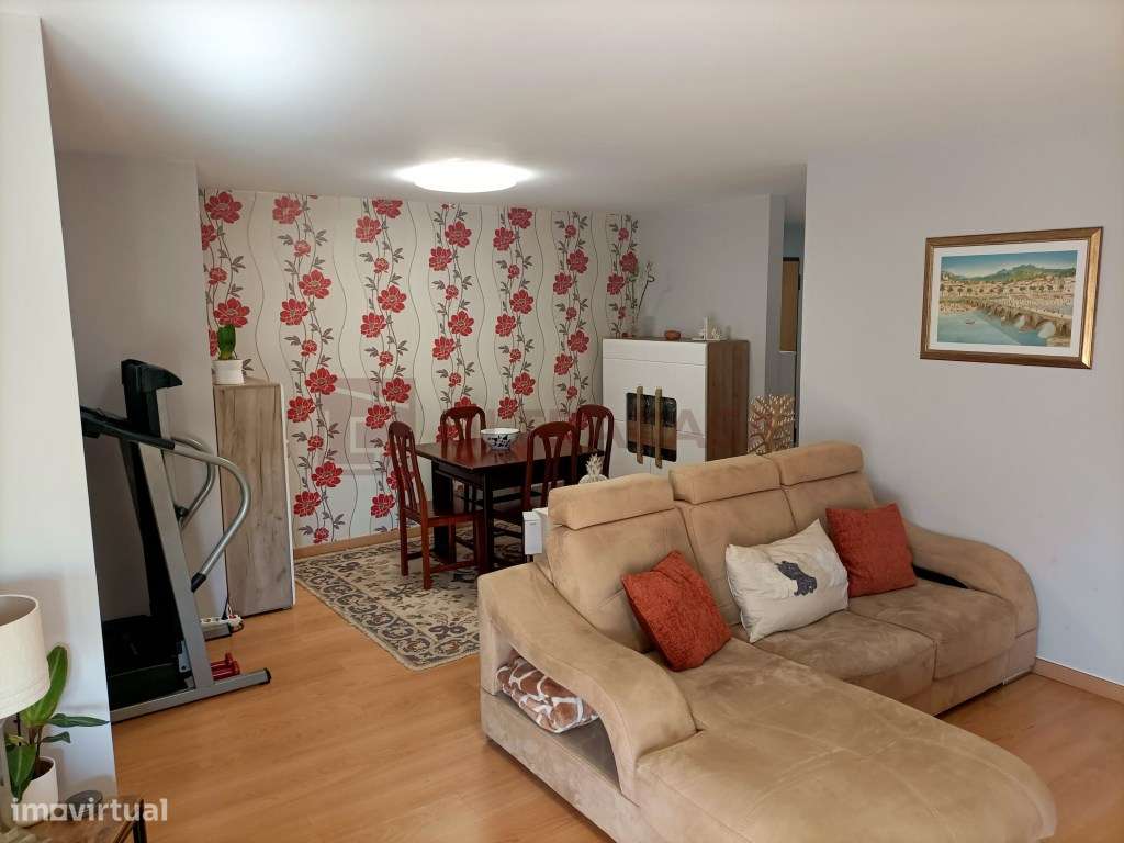 Vende-se Excelente T3 na Pontinha com 2 Lugares de Parqueamento-8