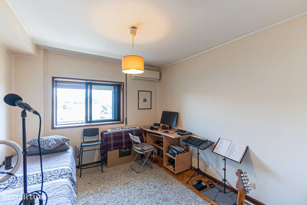 Apartamento T2 com varanda e garagem fechada em Mafamude-5