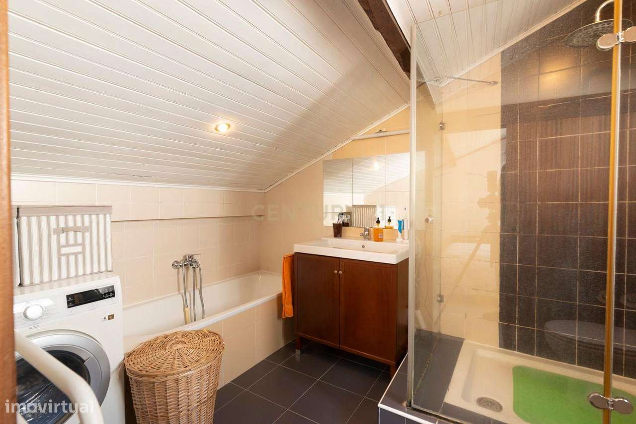 Prédio com dois apartamentos T1 em propriedade horizontal em Almada Ve-11