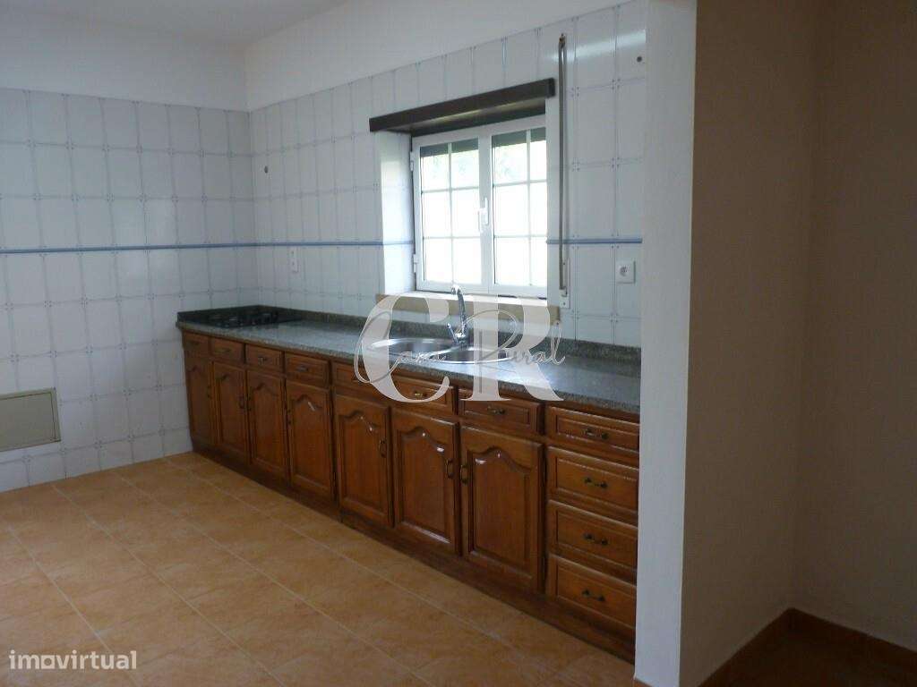 Fantástica moradia T3 com garagem e terreno generoso em Vila Facaia –-49