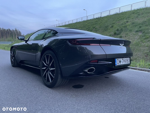 Aston Martin DB11 V8 Coupe - 13