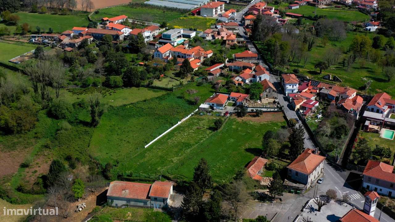 Moradia Histórica com Elevado Potencial de Investimento ou Habitação-18
