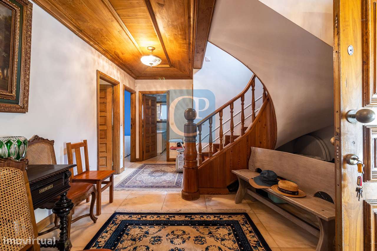 Moradia de quatro frentes com piscina, à praia de Miramar - Grande imagem: 2/60