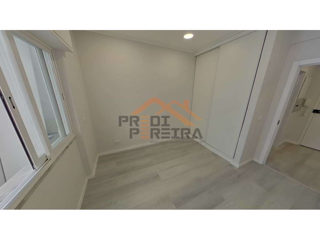 Situado no centro da Amadora. T1 com varanda, remodelado.-22
