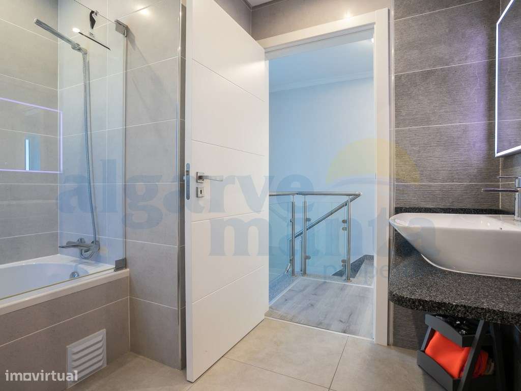 EXCLUSIVO! Moradia T3 Moderna com Piscina Privada no coração de Vil...-53