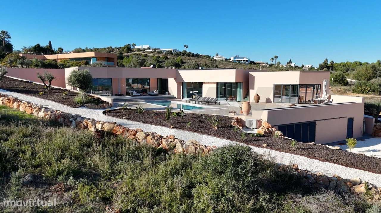 Primeira Linha de Mar e Golf: Onde a Arquitetura abraça a Ria de Alvor - Grande imagem: 2/51