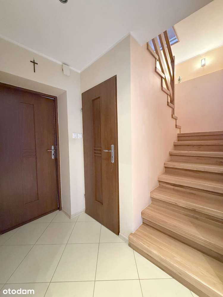 Przestronny dom z garażem i ogrodem, gotowy do wprowadzenia!-15