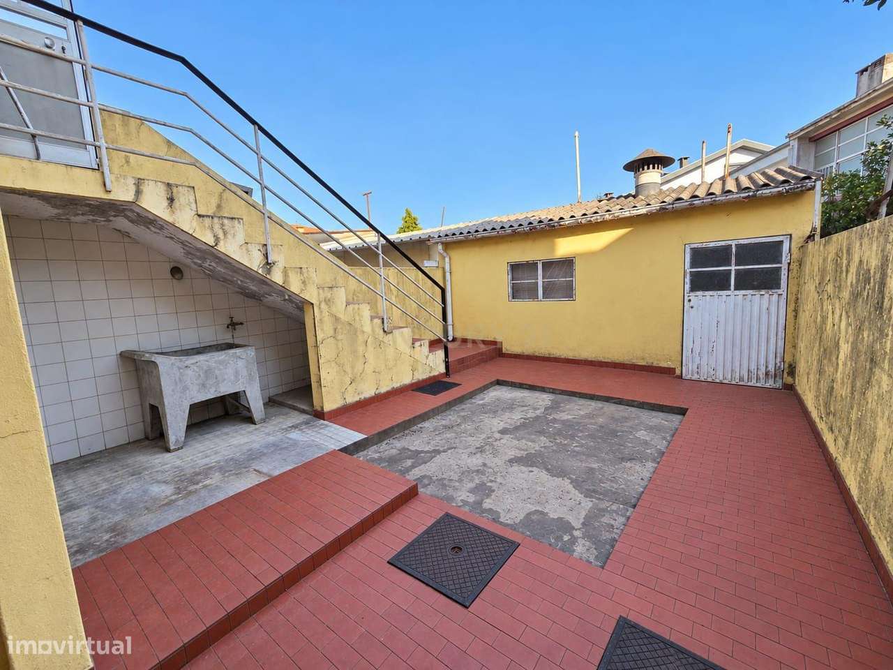 Moradia T3 com garagem, pátio e anexo, em frente ao Pingo Doce da Vend-16