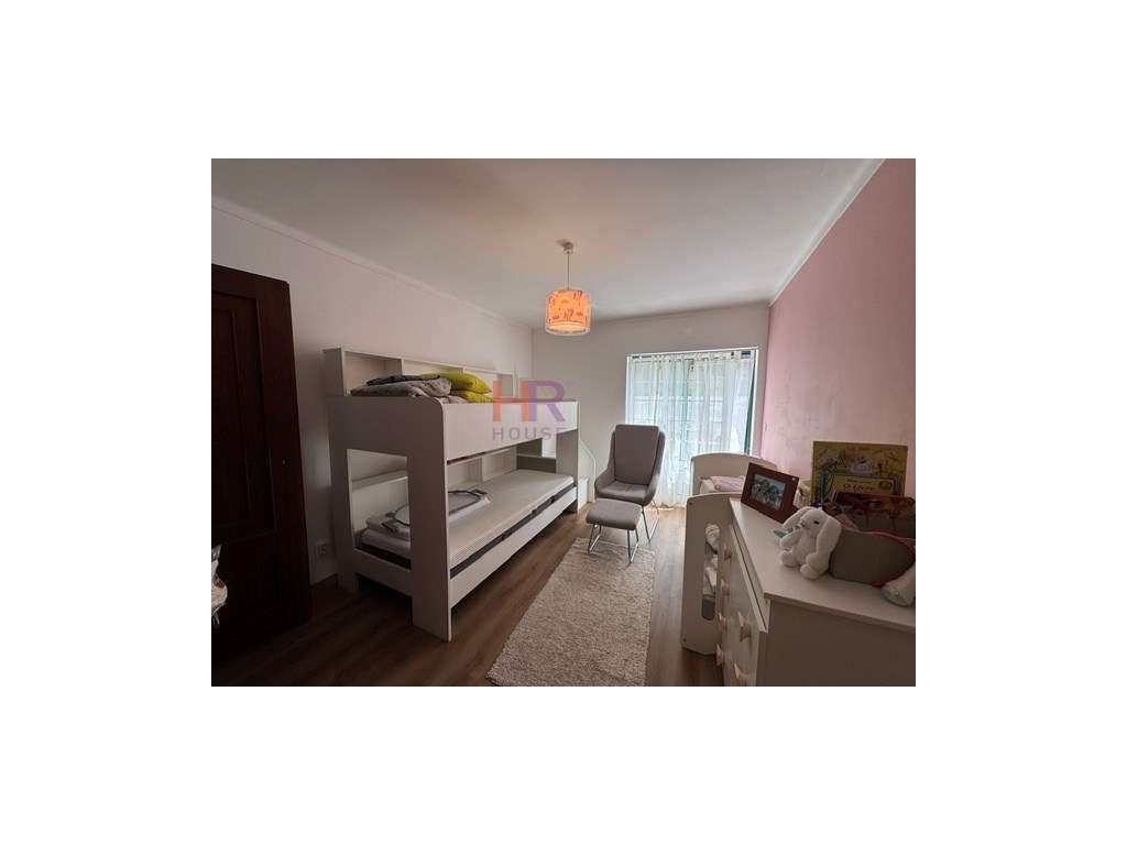Vende-se Moradia Isolada M4+1 com garagem e jardim.-38