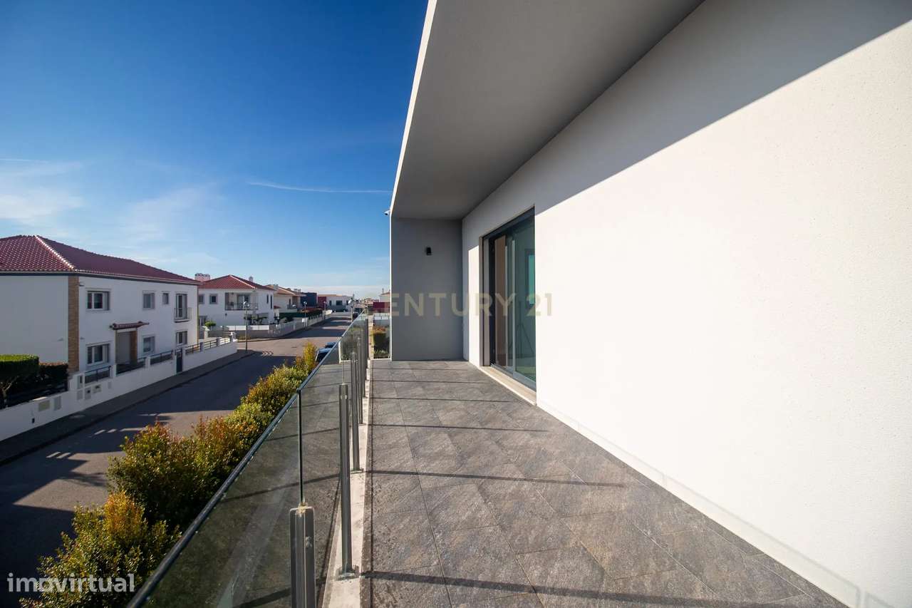 Viva o Luxo à Beira-Mar: Moradia Espetacular T5 com Piscina na Deslumb-55