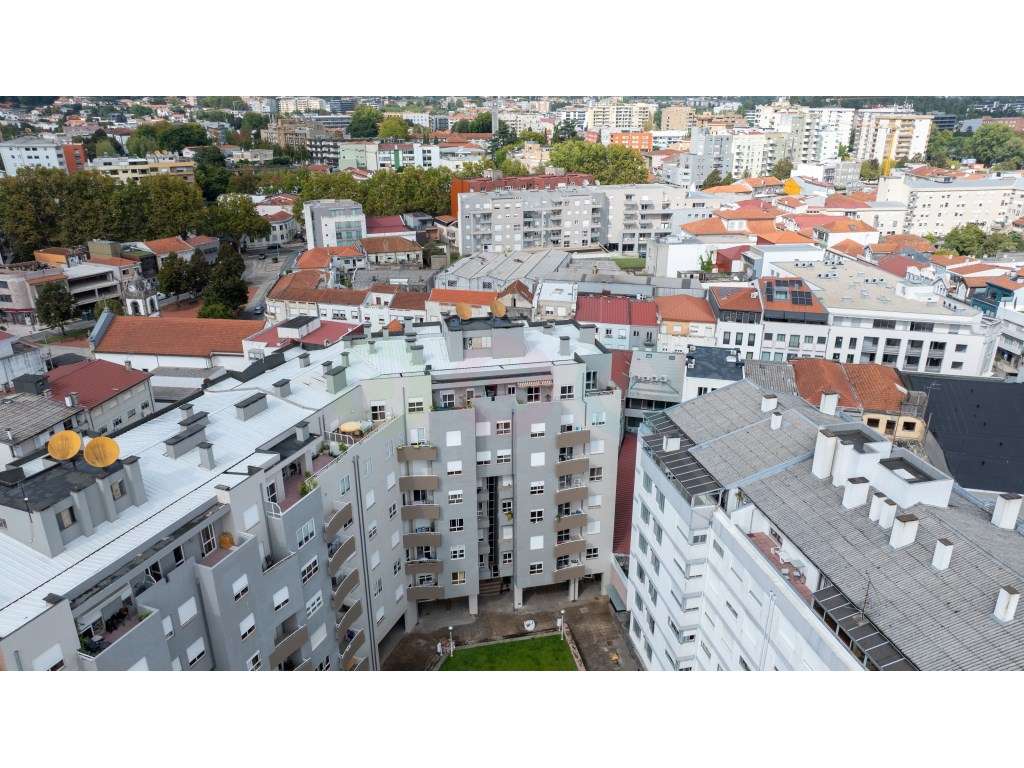 T4 com terraços e garagem fechada no centro de Vila Nova de Famalicão-0