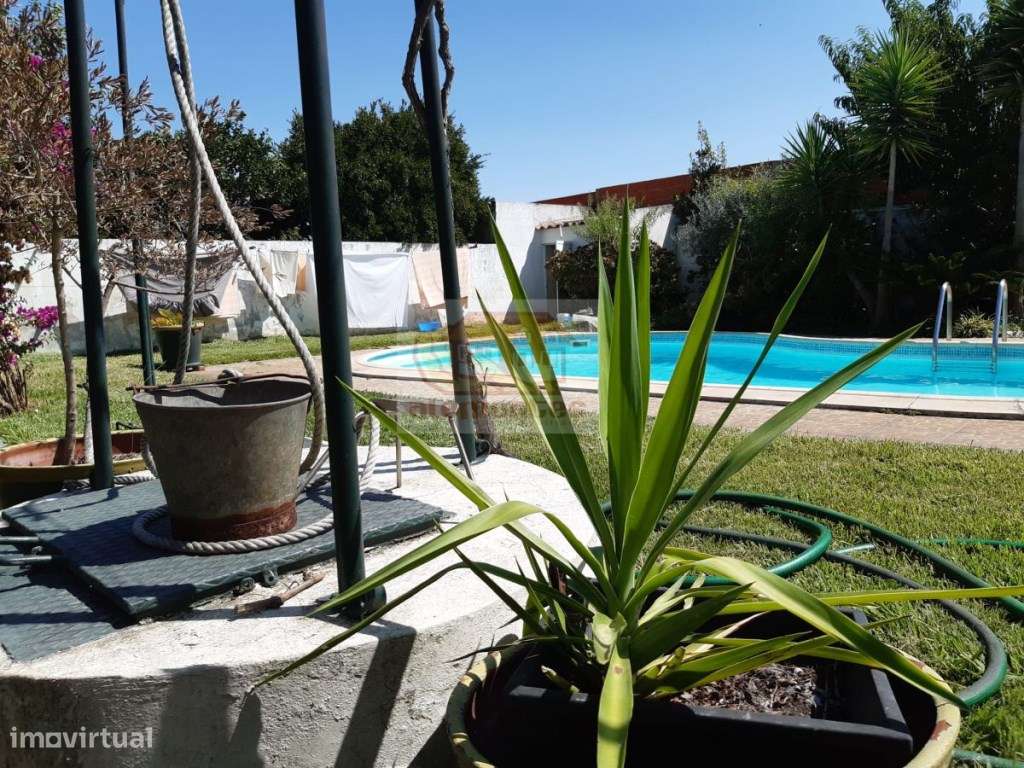 Moradia com quintal e piscina em Grândola para remodelar-9
