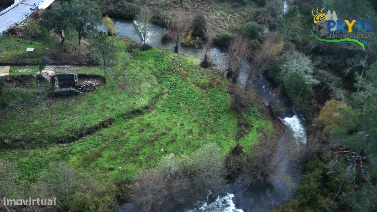 Ruína com percurso de água situada perto da Sertã - Grande imagem: 5/23