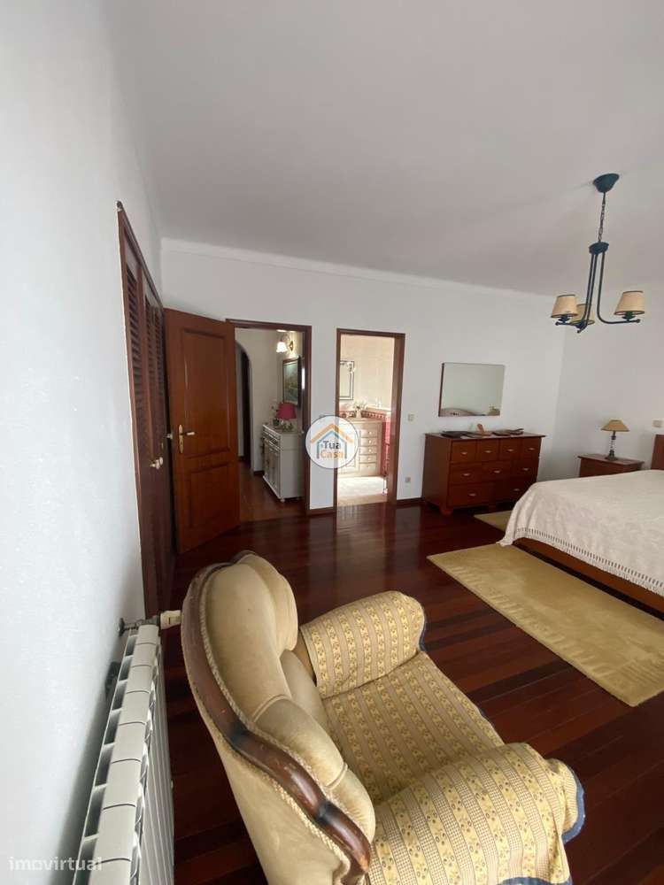 Moradia Geminada  de um dos lados do outro tem entarada e jardim em to-42