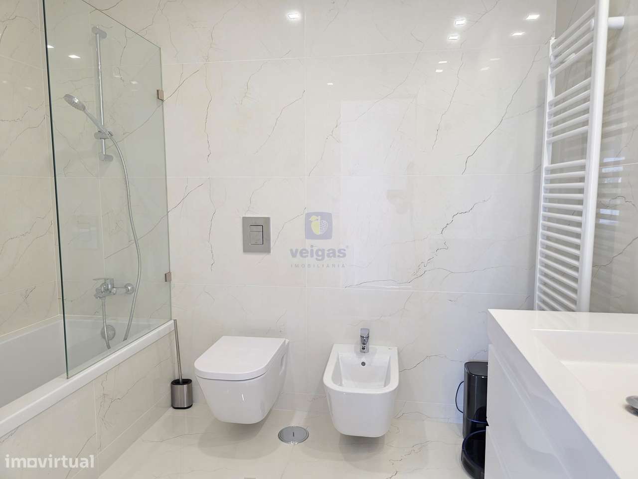Apartamento semi-novo, T2, 2 WC, box p/ 2 carros e arrumos, em Leiria-15