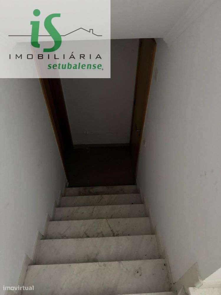 MORADIA T4 NA SOBREDA COM GARAGEM ISOLADA E TERRENO EM GAVETO.-28