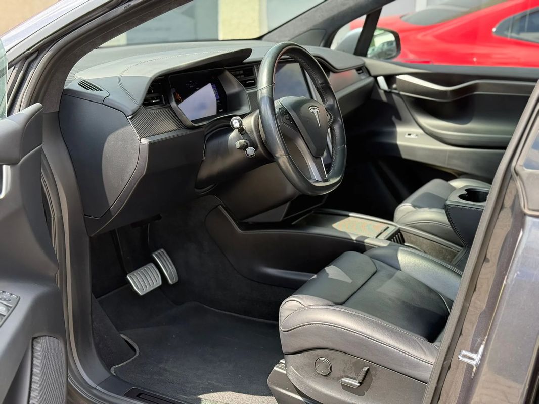 Tesla Model X - 23