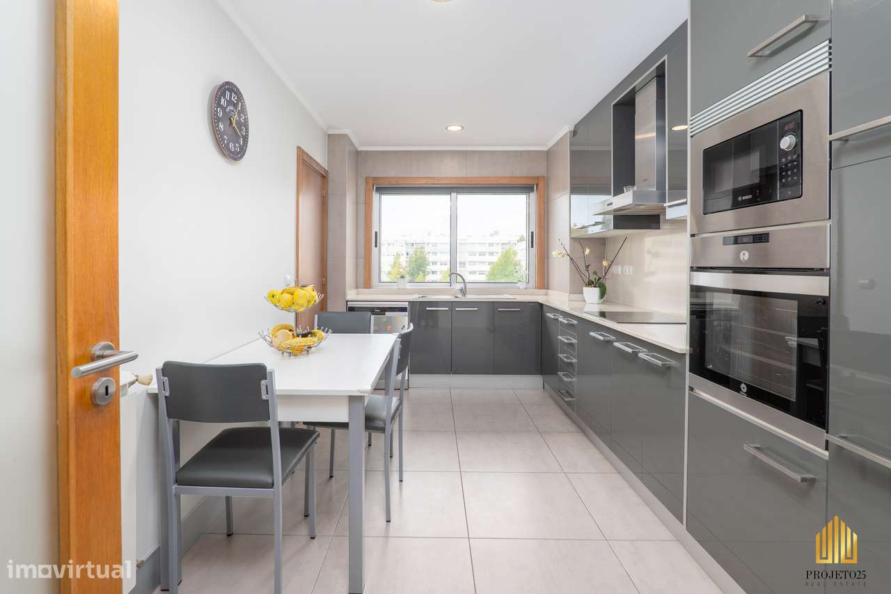 T2 Com Varanda Panorâmica em Urbanização Requintada, ao Aeroporto.-18