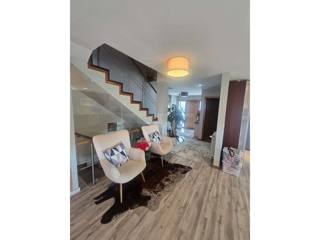 Moradia Gaveto T3 mais escritório e um apartamento T2-11