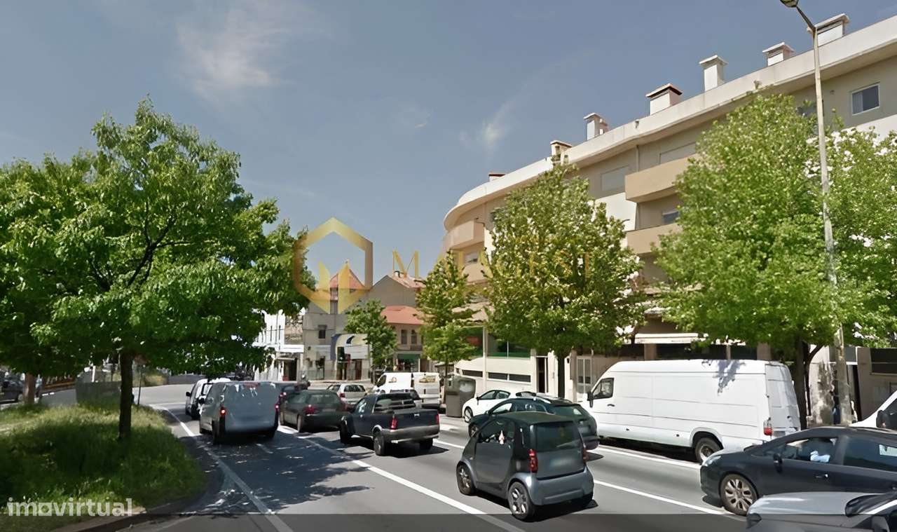 Loja em Sub-Cave Elevada com Luz Natural - Grande imagem: 4/5