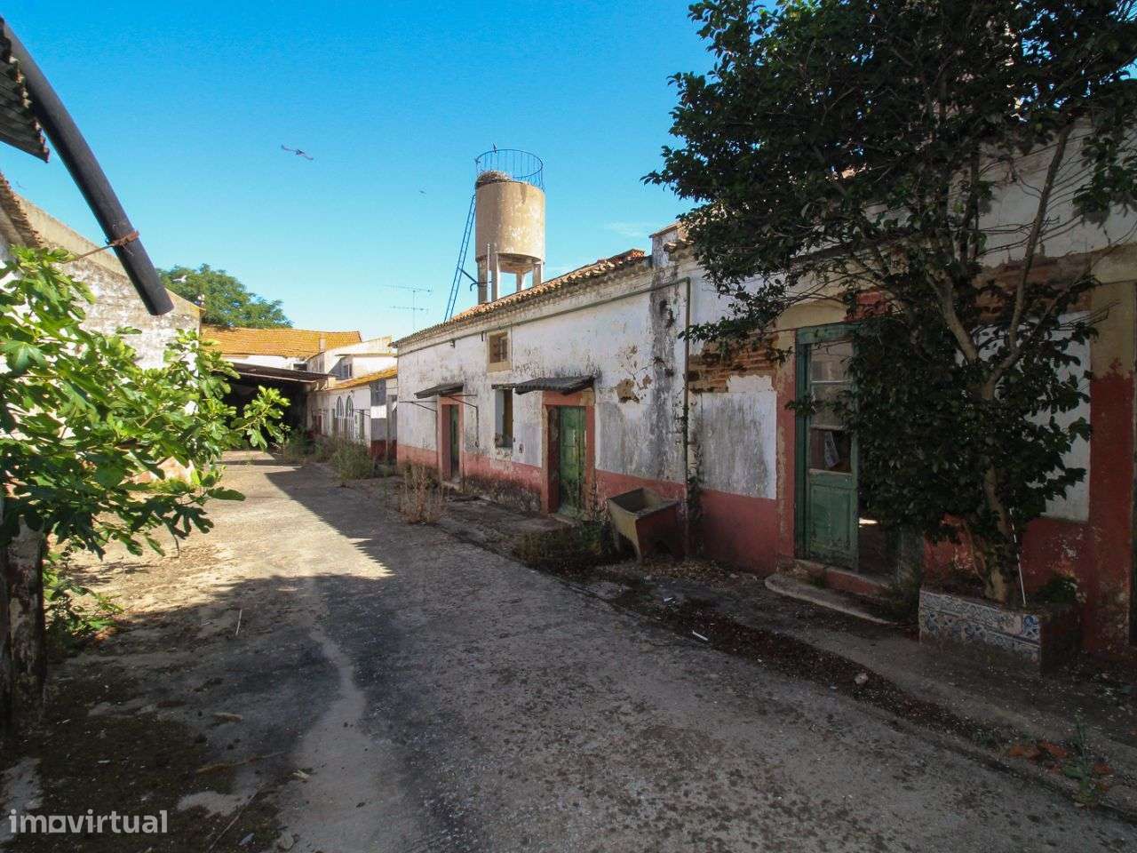 Moradia com páteo e dependências - Grande imagem: 3/20