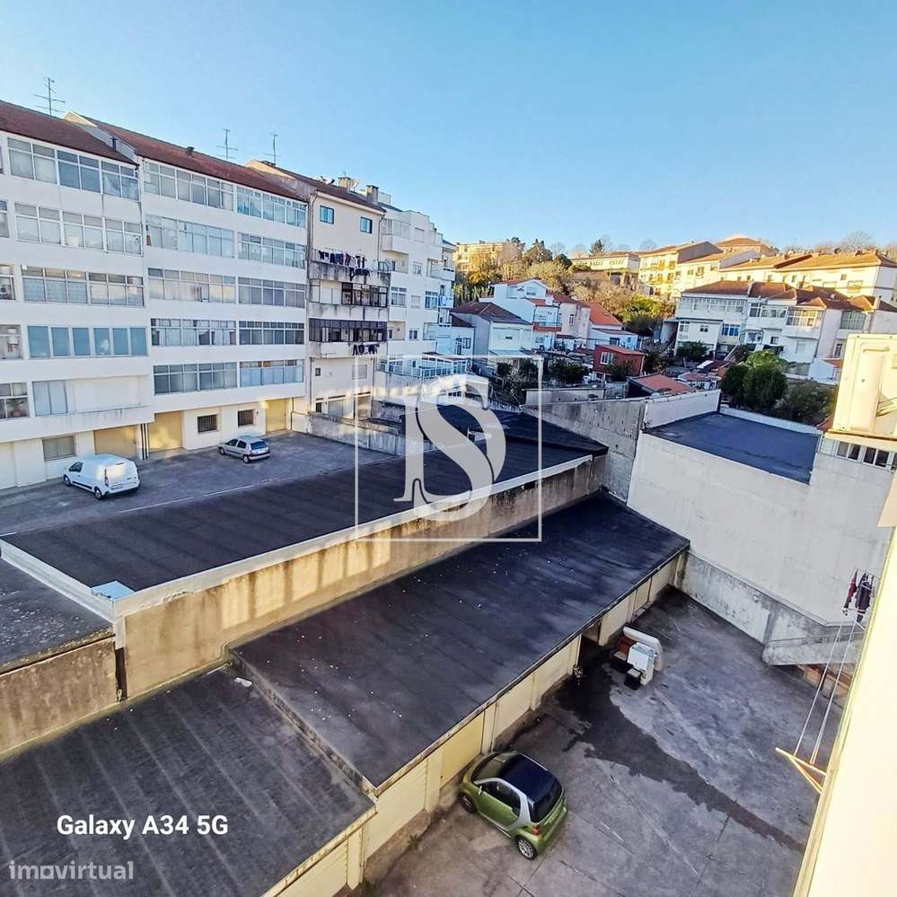 Excelente T2 com terraço e garagem em Box-0