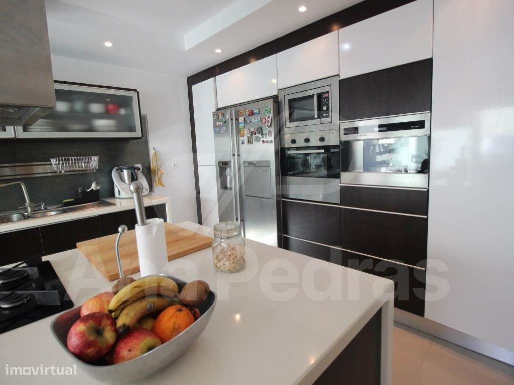 Contemporânea Moradia T4-10