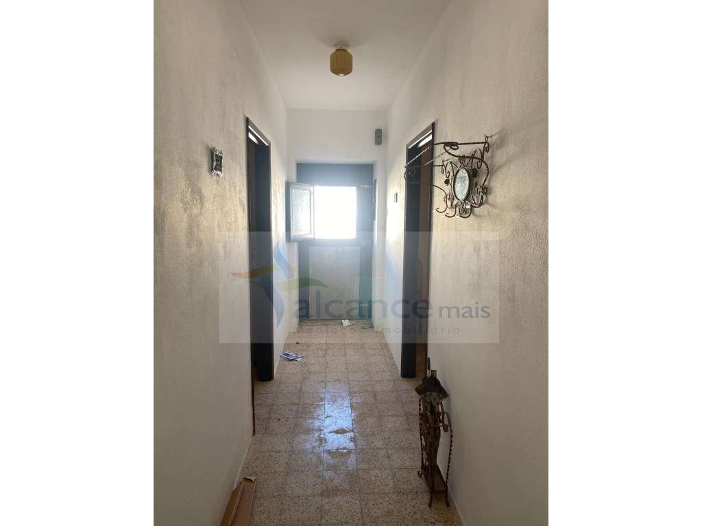 Moradia T3 com Quintal Amplo e Garagem - Oportunidade para Remodela...-6