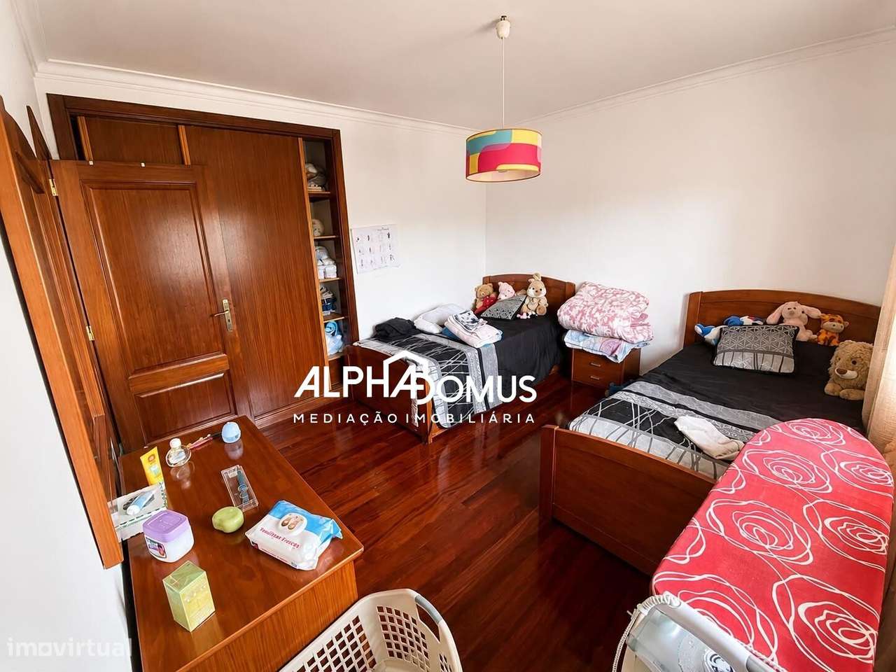 Moradia T4 com Suite, Sotão, Garagem e Espaço Exterior em Valença-12