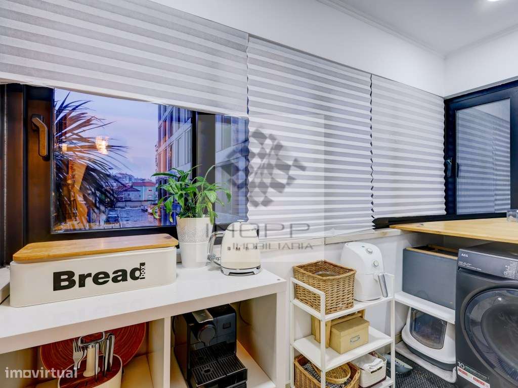 Apartamento T2 com varanda no centro de Carnide-13