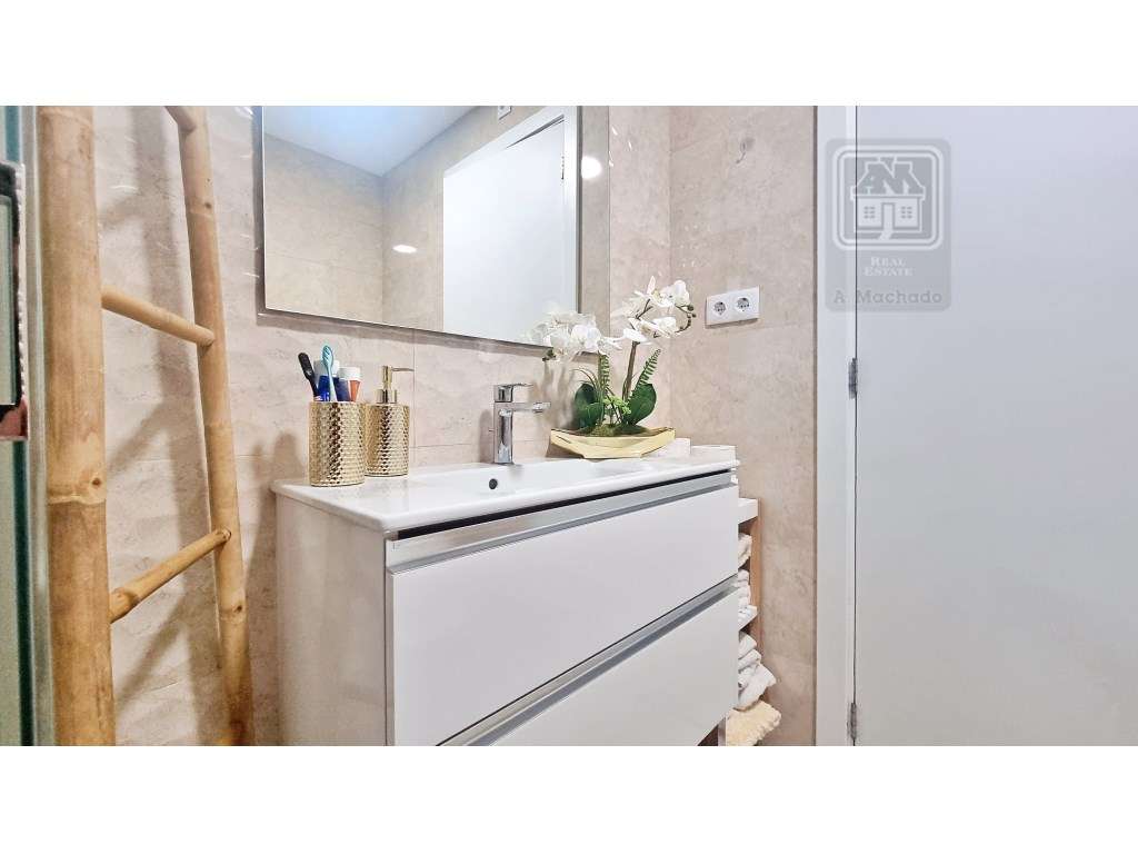 VENDA de APARTAMENTO T2 como NOVO - centro cidade Ponta Delgada (Sã...-32