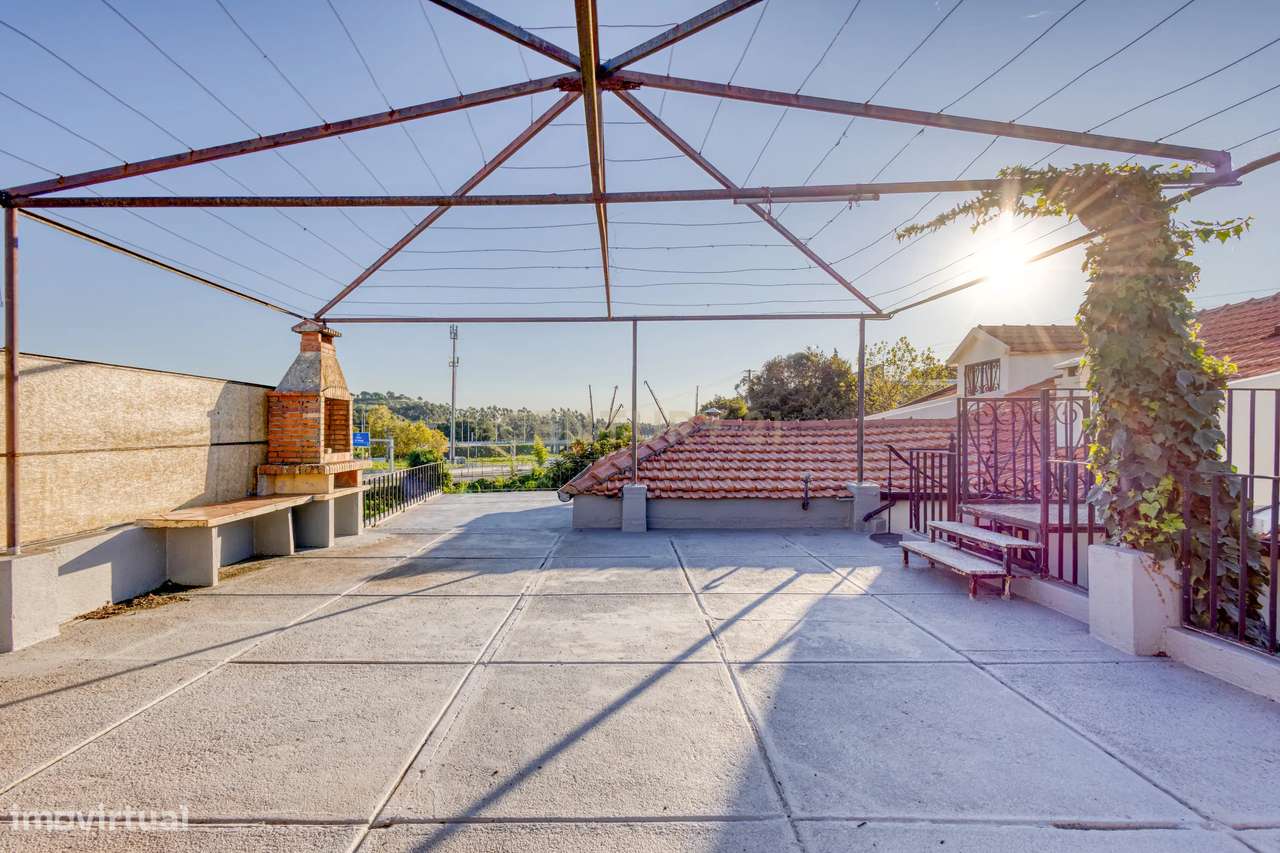 Moradia T3 com 4 frentes e garagem junto a igreja da Santa Rita-47