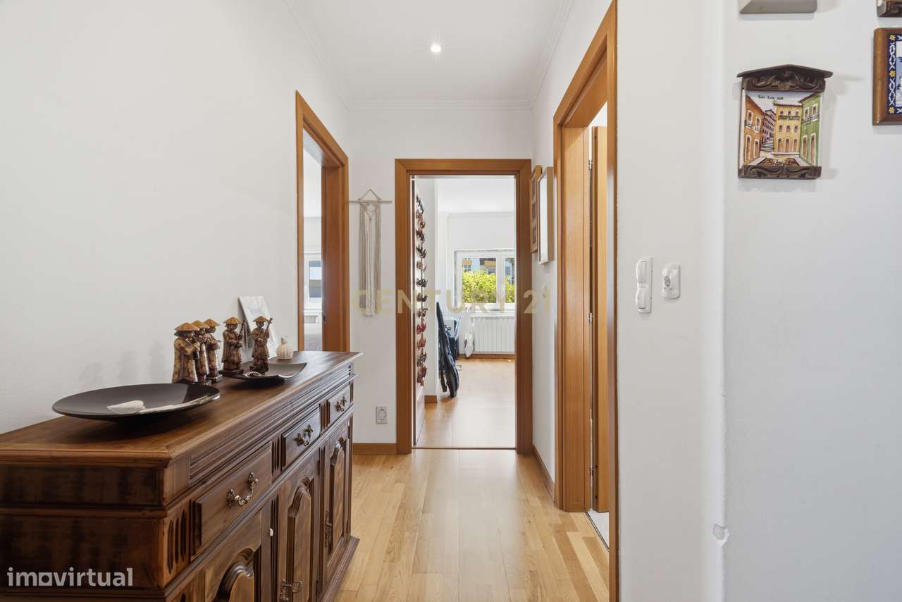 Elegante Apartamento T3 no Estoril com Box Fechada para 3 carros a pou-23