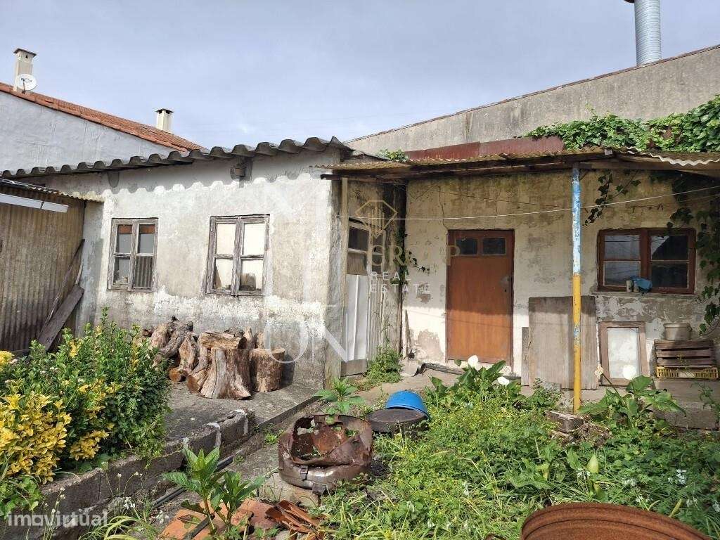 Moradia T2 bifamiliar com grande potêncial e excelente localização:-2