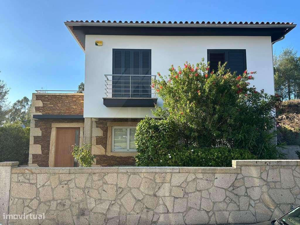 Moradia T4 com Suite, Jardim e Garagem - Centro de Ponte de Lima-0