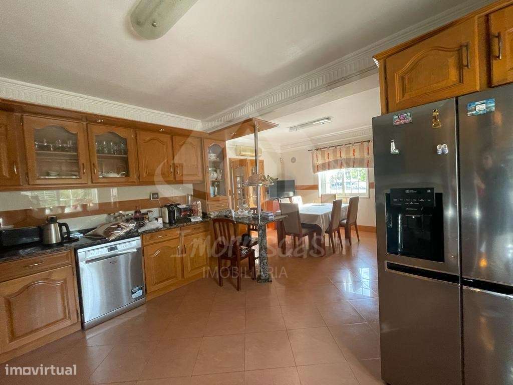 Moradia T4 com ar condicionado e garagem, localizada em Vialonga - Grande imagem: 5/33