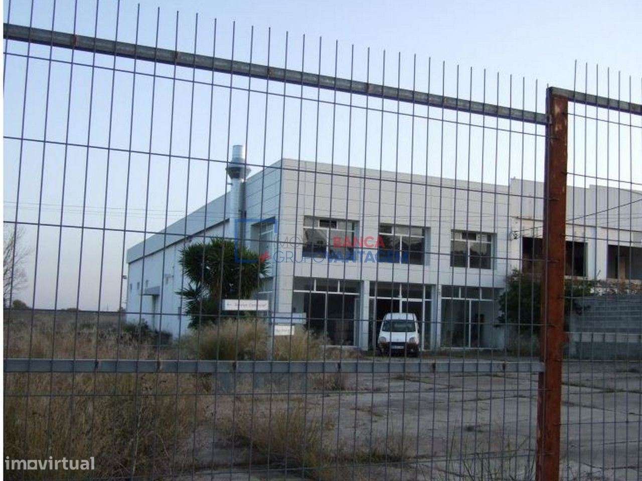 Edificio destinado a serviços, 3 pisos com 1080m2 em Caia, Elvas - Grande imagem: 2/9